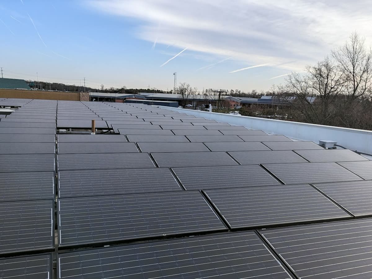 Cubierta de un edificio comercial cubierta de paneles solares