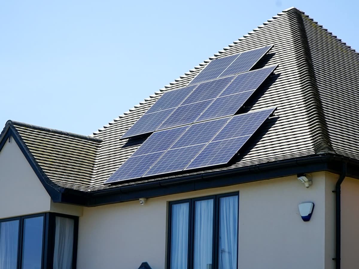 Paneles solares instalados en el tejado de una casa