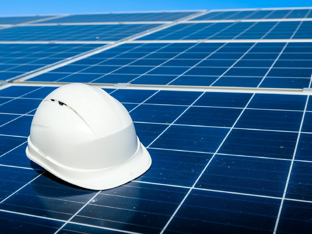 Casco de seguridad sobre un arreglo de paneles solares