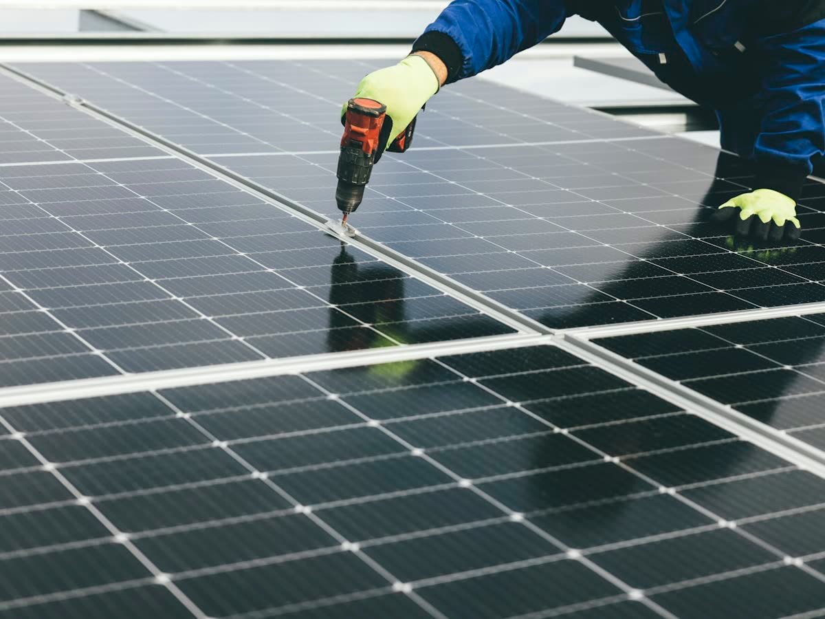 Técnico de Solar Nova asegurando un módulo solar sobre la estructura