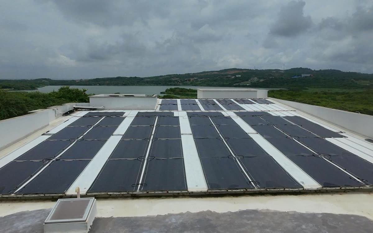 Paneles solares en una casa de Lagos de Caujaral