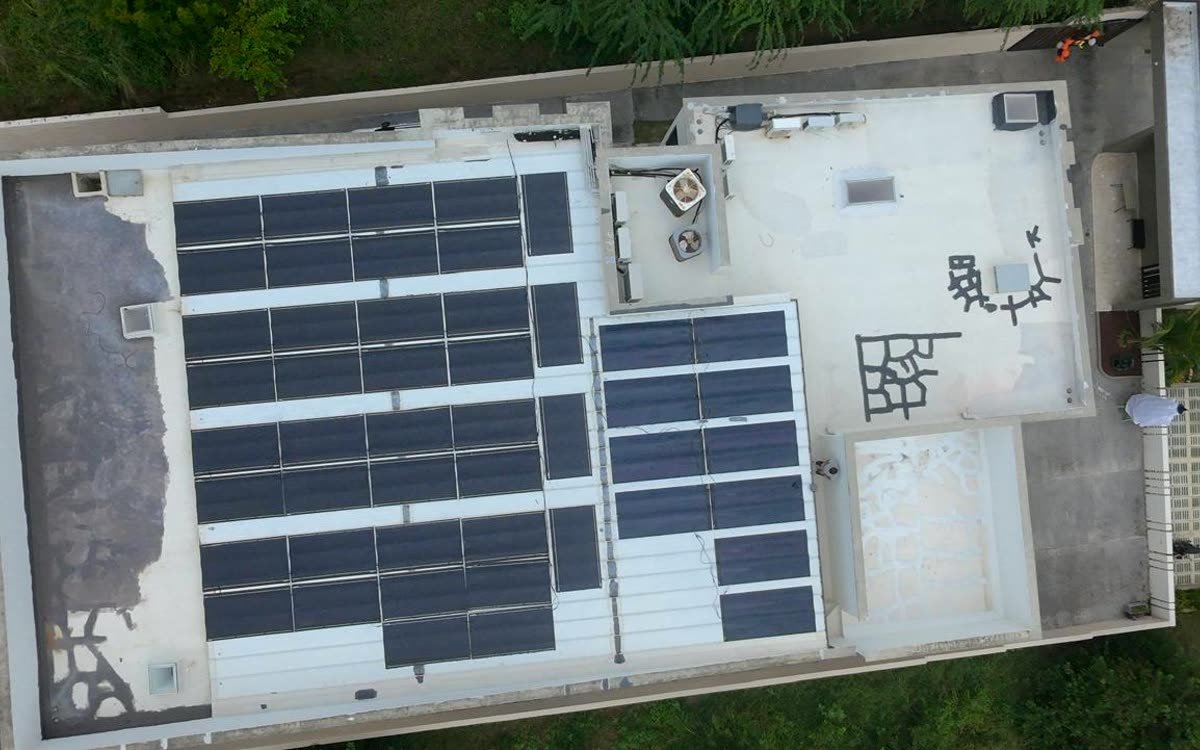 Vista cenital del arreglo solar completo sobre la casa