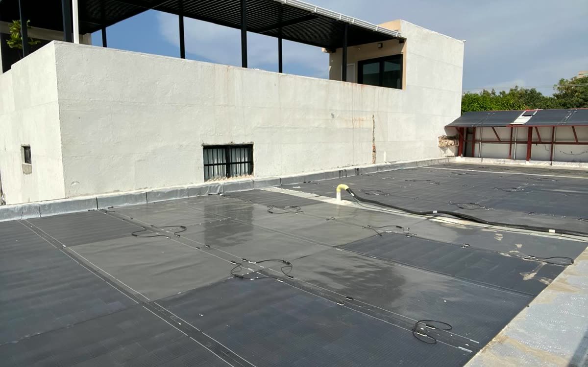 Los paneles solares vistos a nivel de terraza