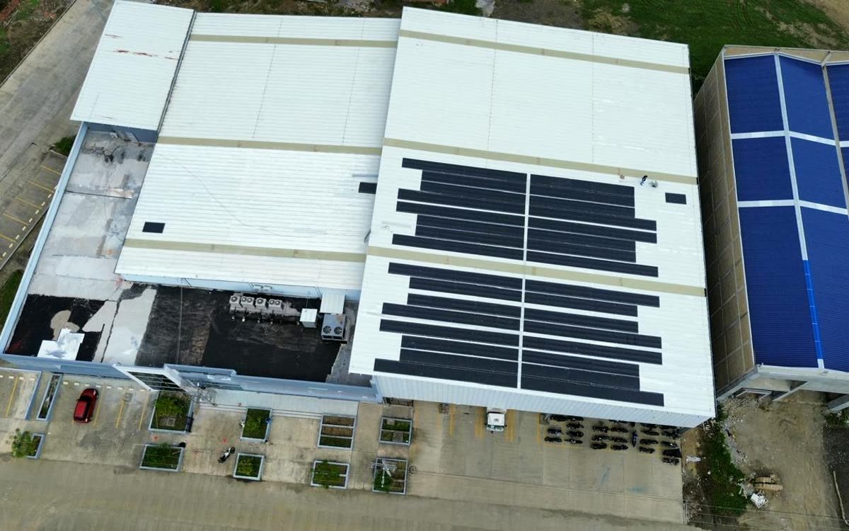 Paneles solares sobre la cubierta de Unidrogas Montería