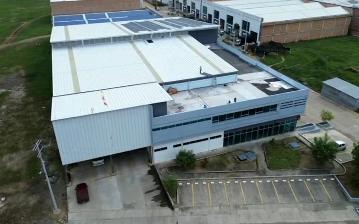 Los paneles solares sobre la bodega, con el parque industrial al fondo